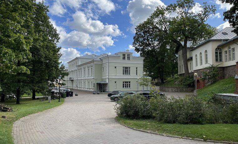 Budynek estońskiego Sądu Najwyższego w Tartu, fotografia z 2025 roku; sąd przedstawił pytania dotyczące danych RAB