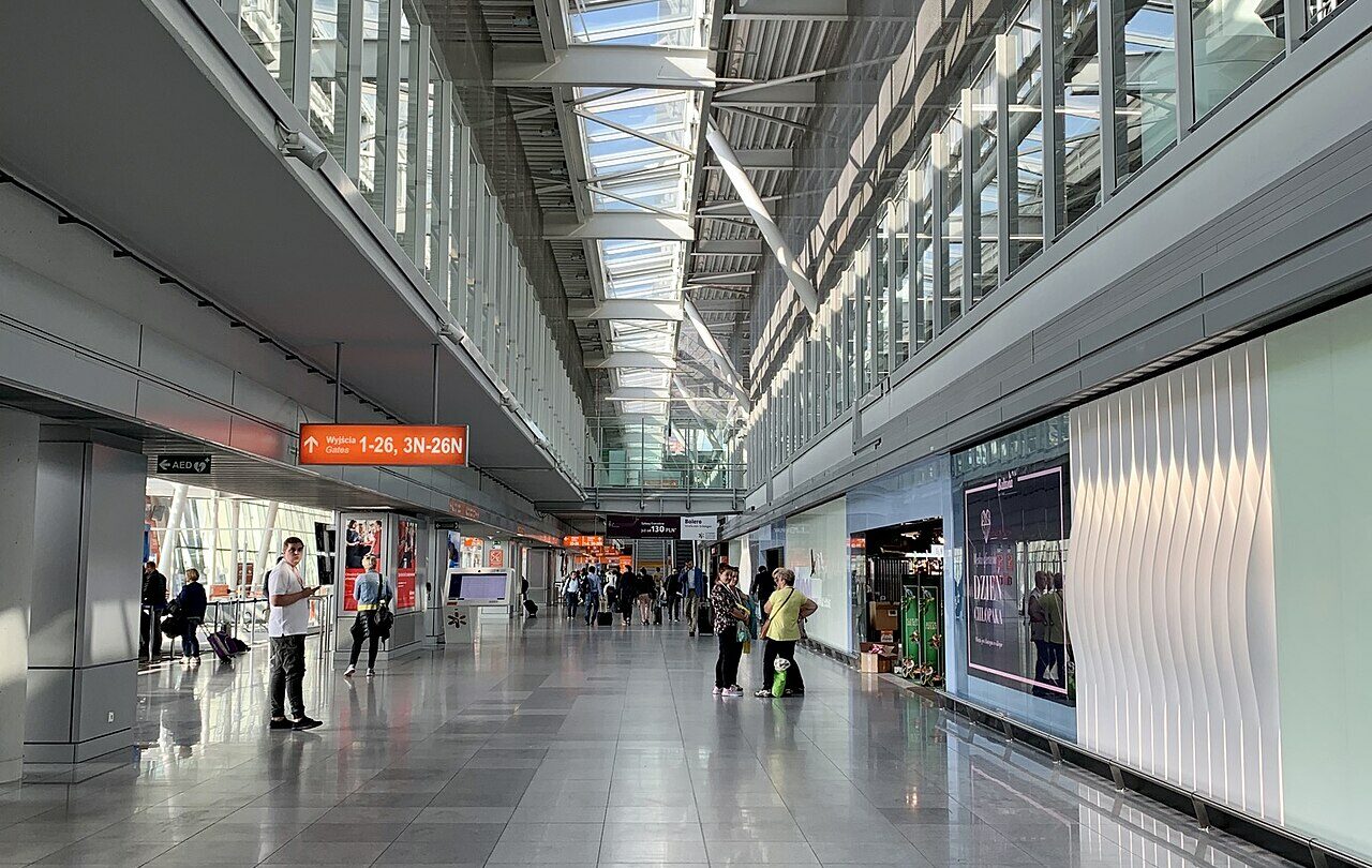 Terminal Lotniska Chopina w Warszawie, fotografia z 2019 roku; nie przedstawia opóźnionego rejsu z lipca 2023