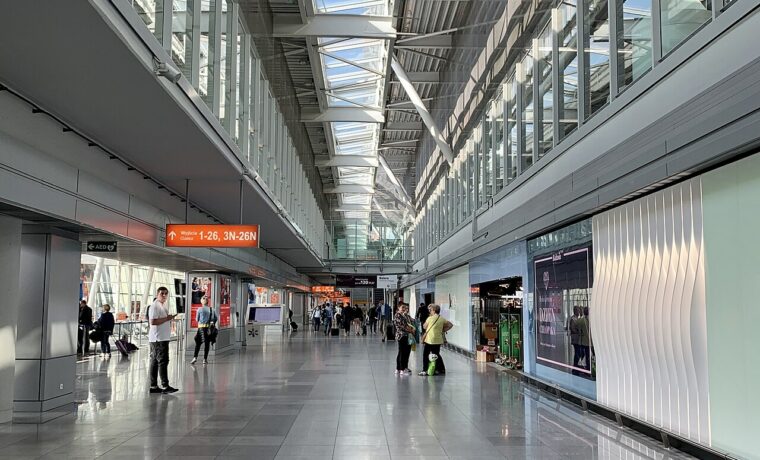Terminal Lotniska Chopina w Warszawie, fotografia z 2019 roku; nie przedstawia opóźnionego rejsu z lipca 2023
