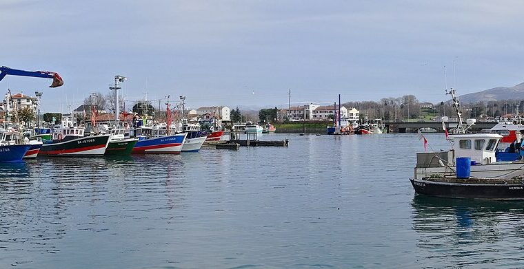 Port rybacki Saint-Jean-de-Luz we Francji, zdjęcie z 2012 roku ilustrujące sektor objęty programem paliwowym; bez wskazania beneficjentów