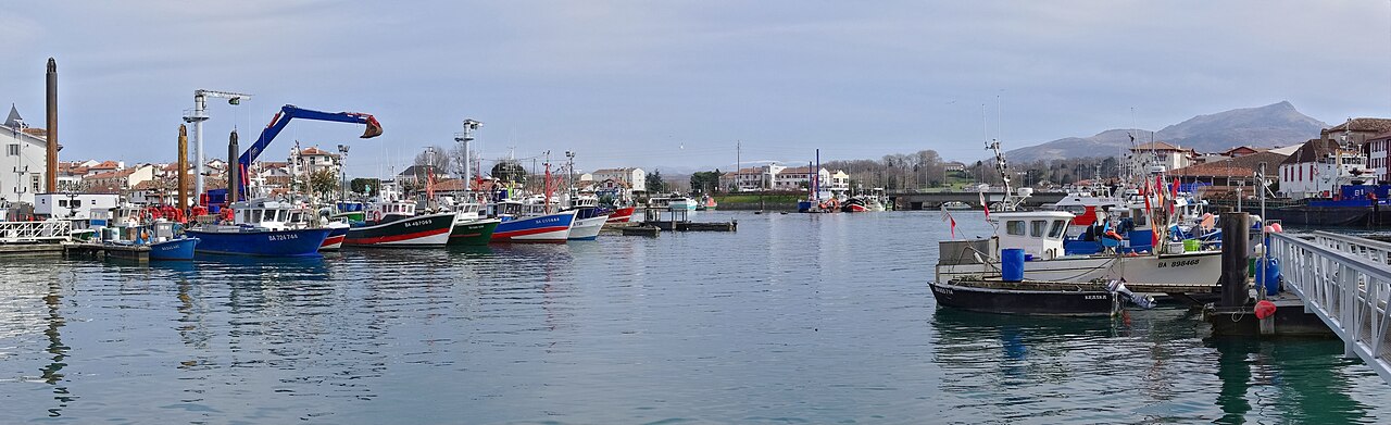 Port rybacki Saint-Jean-de-Luz we Francji, zdjęcie z 2012 roku ilustrujące sektor objęty programem paliwowym; bez wskazania beneficjentów