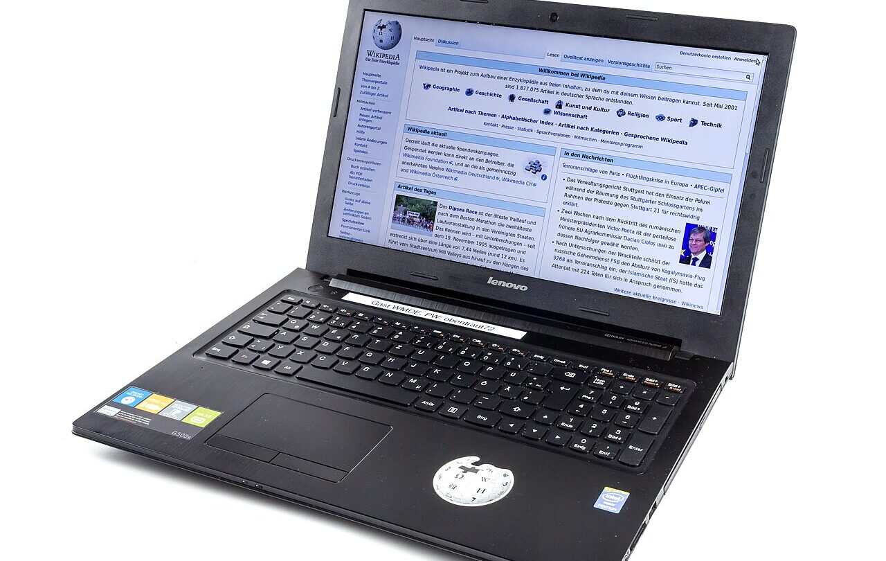 Laptop, fotografia ilustracyjna odbierania wiadomości e-mail; nie sprzęt użyty w opisanych zgłoszeniach oszustwa