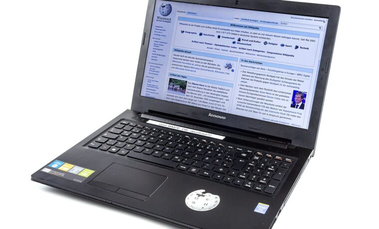 Laptop, fotografia ilustracyjna odbierania wiadomości e-mail; nie sprzęt użyty w opisanych zgłoszeniach oszustwa