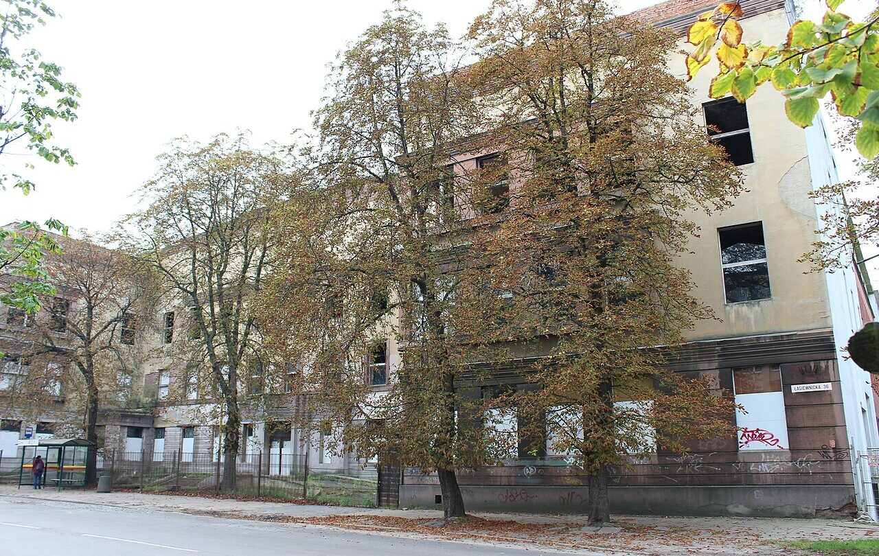 Budynek przychodni przy ulicy Łagiewnickiej w Łodzi, ilustracja infrastruktury ambulatoryjnej w metodologii GUS