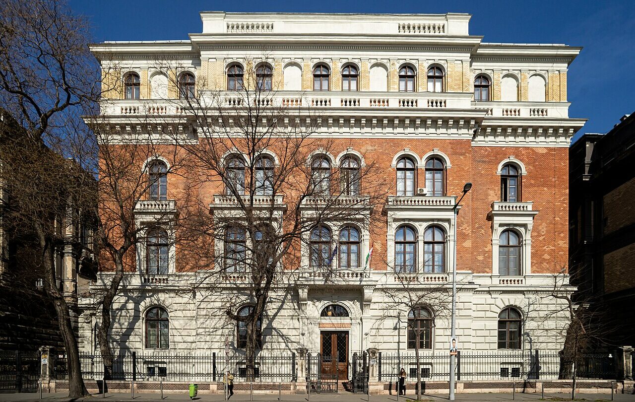 Główny budynek Uniwersytetu Semmelweisa w Budapeszcie, uczelni uczestniczącej w sporze o unijne finansowanie