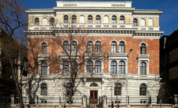 Główny budynek Uniwersytetu Semmelweisa w Budapeszcie, uczelni uczestniczącej w sporze o unijne finansowanie