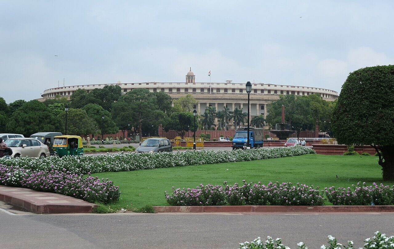 Historyczny gmach parlamentu Indii w Delhi, fotografia instytucji politycznej; nie dokumentacja demonstracji z 10 października 2026