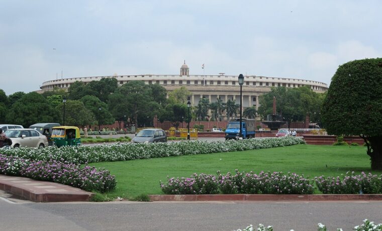 Historyczny gmach parlamentu Indii w Delhi, fotografia instytucji politycznej; nie dokumentacja demonstracji z 10 października 2026