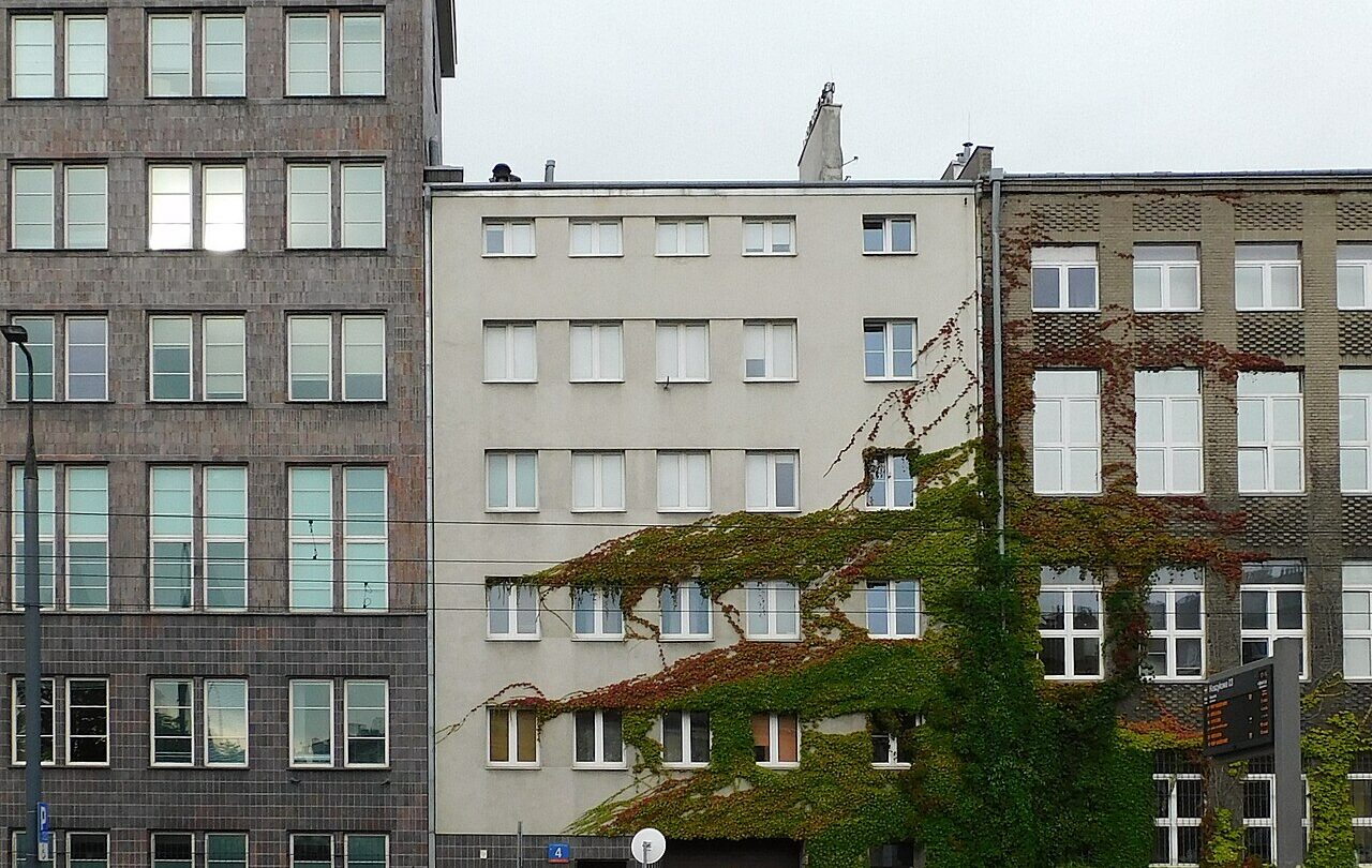 Fragment gmachu przy ulicy Chałubińskiego 4 w Warszawie, siedziby resortu infrastruktury; fotografia budynku