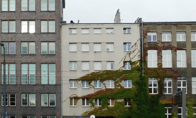 Fragment gmachu przy ulicy Chałubińskiego 4 w Warszawie, siedziby resortu infrastruktury; fotografia budynku