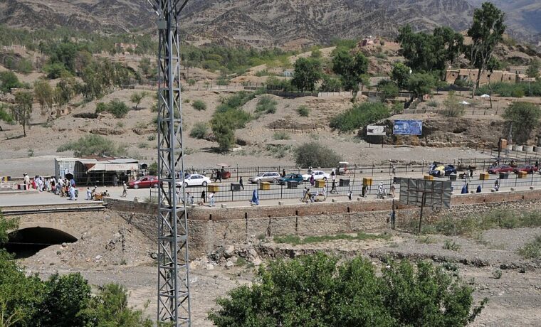 Przejście graniczne Torkham między Afganistanem i Pakistanem we wrześniu 2011 roku, fotografia archiwalna szlaku powrotów