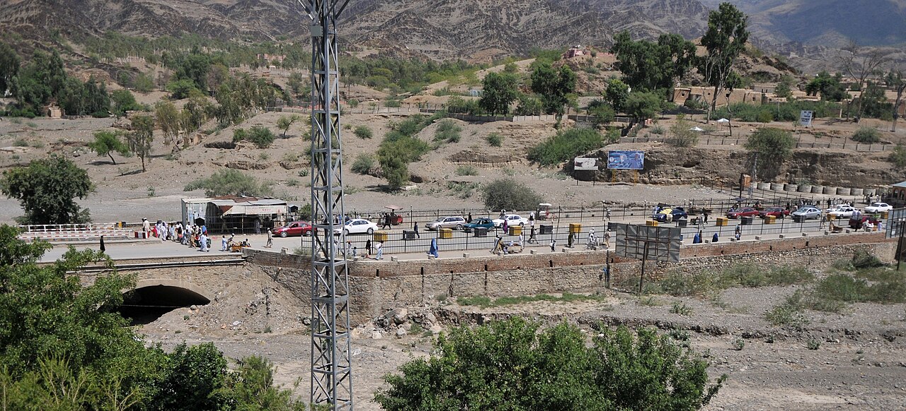 Przejście graniczne Torkham między Afganistanem i Pakistanem we wrześniu 2011 roku, fotografia archiwalna szlaku powrotów