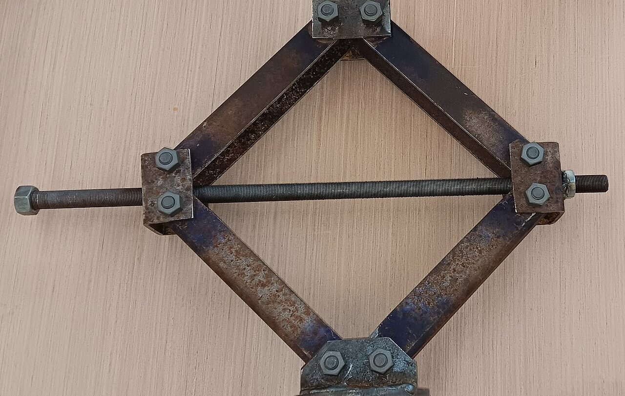 Konstrukcja nośna podnośnika trapezowego na fotografii z 2024 roku; ilustracja mechanizmu, nie wskazanie wadliwego modelu