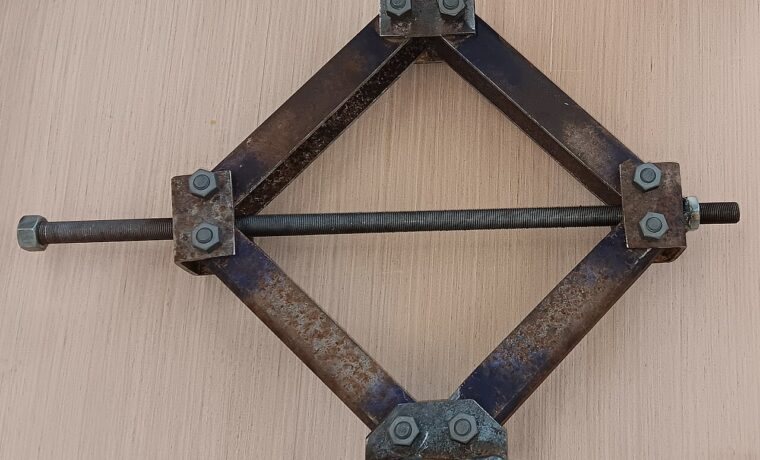 Konstrukcja nośna podnośnika trapezowego na fotografii z 2024 roku; ilustracja mechanizmu, nie wskazanie wadliwego modelu