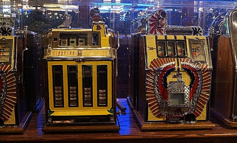 Historyczne automaty w legalnym kasynie w Las Vegas, ilustracja urządzeń do gier; nie automaty objęte akcją KAS