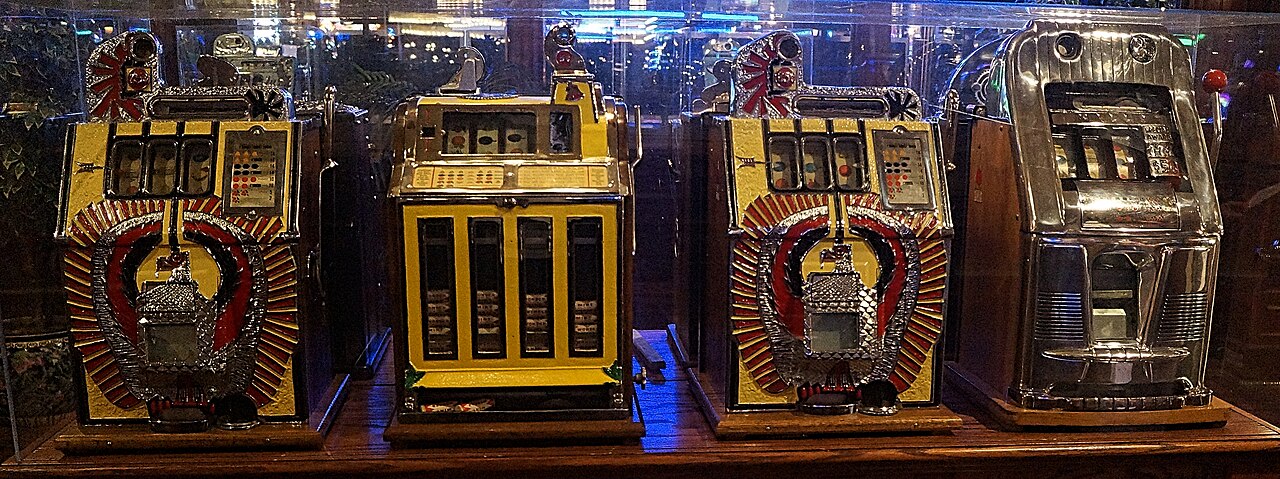 Historyczne automaty w legalnym kasynie w Las Vegas, ilustracja urządzeń do gier; nie automaty objęte akcją KAS