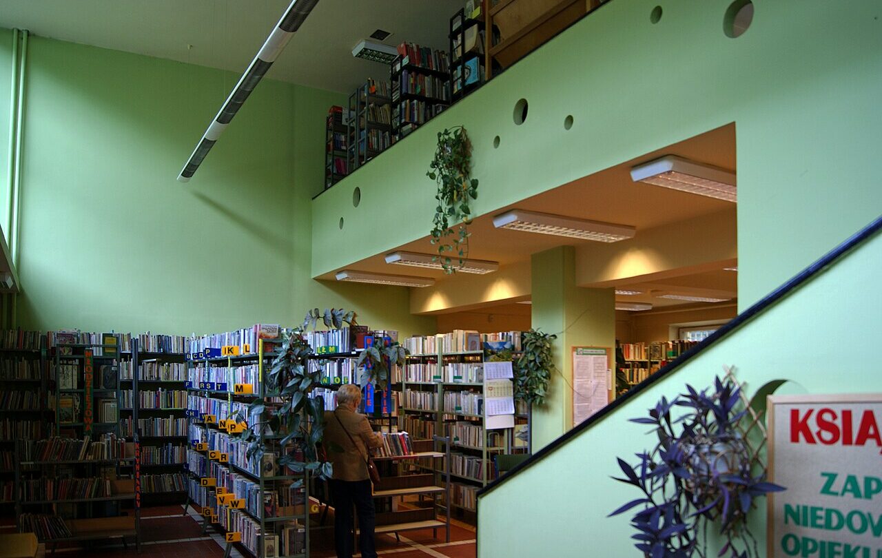 Wnętrze biblioteki publicznej w Nowej Hucie w Krakowie na zdjęciu z 2011 roku, ilustracja infrastruktury bibliotecznej; nie badanie indywidualnych czytelników