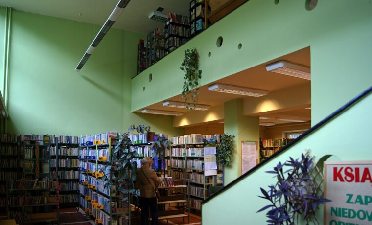 Wnętrze biblioteki publicznej w Nowej Hucie w Krakowie na zdjęciu z 2011 roku, ilustracja infrastruktury bibliotecznej; nie badanie indywidualnych czytelników