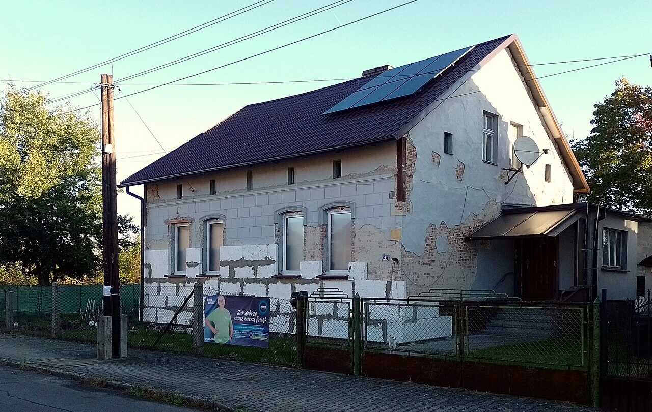 Ocieplanie budynku w Kuźni Raciborskiej, ilustracja prac termomodernizacyjnych; nie inwestycja sfinansowana z pomorskiej pożyczki