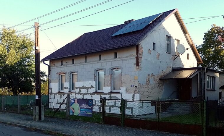 Ocieplanie budynku w Kuźni Raciborskiej, ilustracja prac termomodernizacyjnych; nie inwestycja sfinansowana z pomorskiej pożyczki