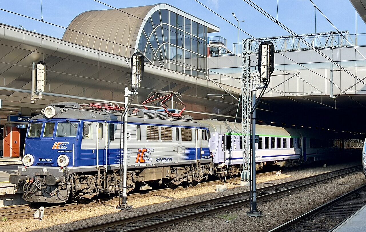 Perony na stacji Kraków Główny w 2023 roku, ilustracja kolejowej infrastruktury pasażerskiej