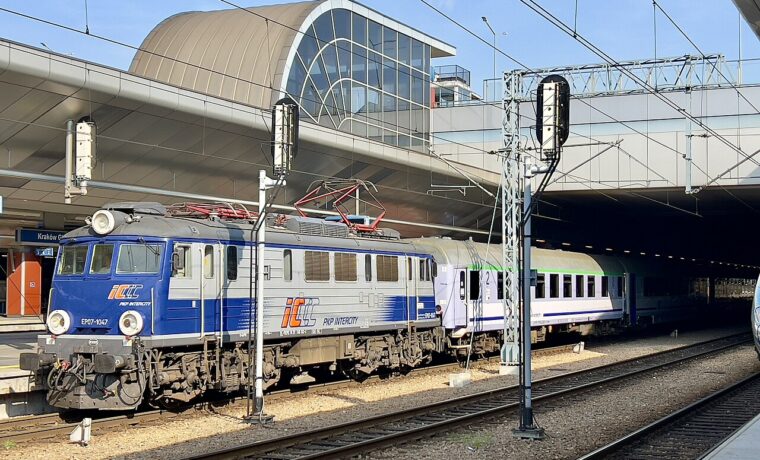 Perony na stacji Kraków Główny w 2023 roku, ilustracja kolejowej infrastruktury pasażerskiej