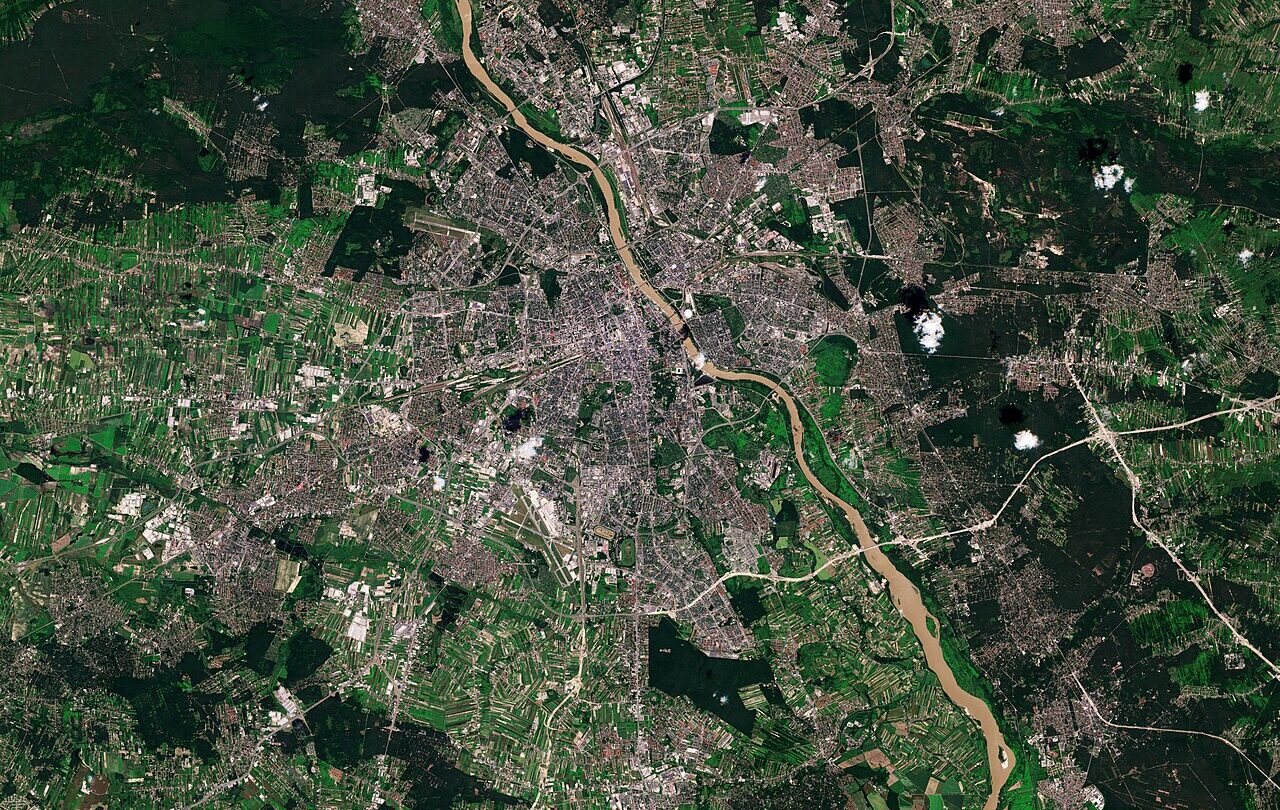 Warszawa i okolice na obrazie satelitarnym Sentinel-2 z 1 lipca 2020 roku, ilustracja środowiska miejskiego i przestrzennego kontekstu SDG; nie mapa ocen GUS