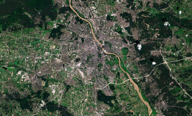 Warszawa i okolice na obrazie satelitarnym Sentinel-2 z 1 lipca 2020 roku, ilustracja środowiska miejskiego i przestrzennego kontekstu SDG; nie mapa ocen GUS