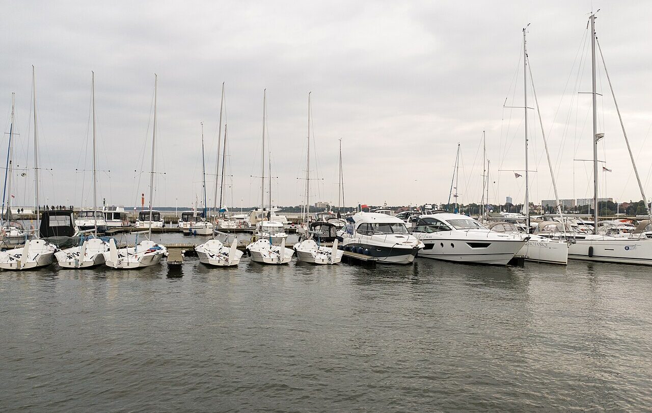 Marina przy molo w Sopocie, fotografia z 2020 roku przedstawiająca miejsce planowanej modernizacji