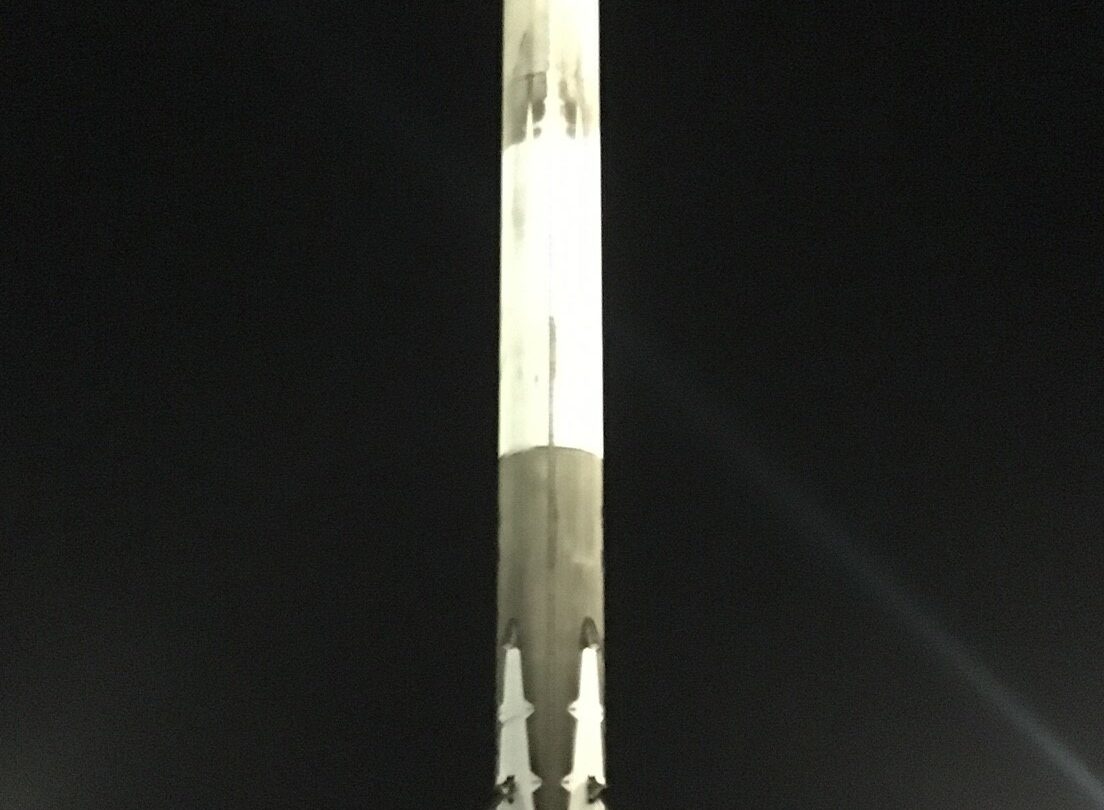 Pierwszy stopień rakiety Falcon 9 po lądowaniu w 2015 roku, fotografia archiwalna ilustrująca ponowne wykorzystanie rakiet