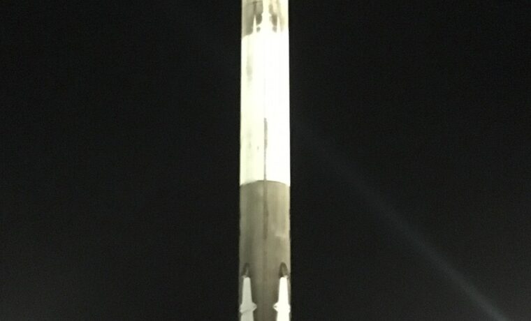 Pierwszy stopień rakiety Falcon 9 po lądowaniu w 2015 roku, fotografia archiwalna ilustrująca ponowne wykorzystanie rakiet