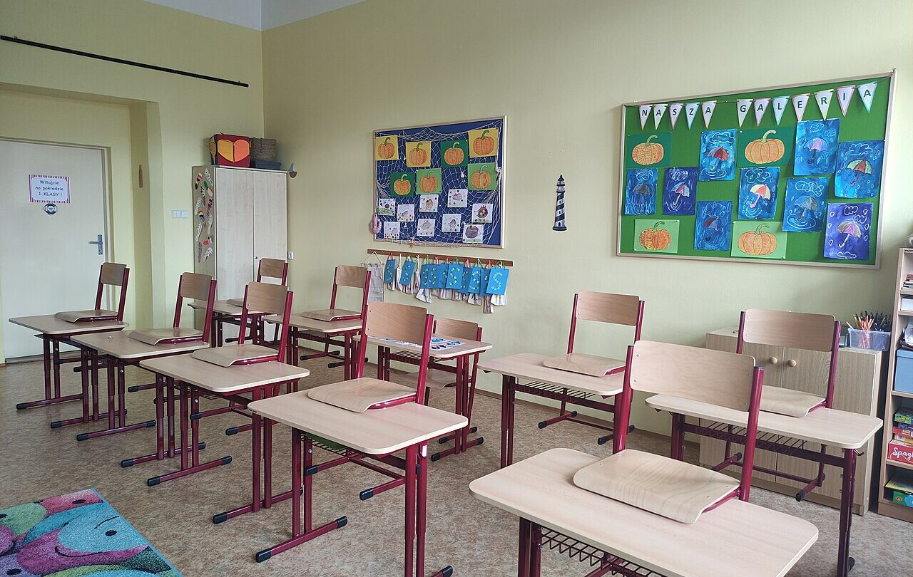 Sala pierwszej klasy polskiej szkoły w Wędryni w Czechach; ilustracja europejskiej edukacji