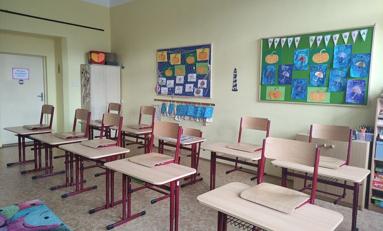 Sala pierwszej klasy polskiej szkoły w Wędryni w Czechach; ilustracja europejskiej edukacji