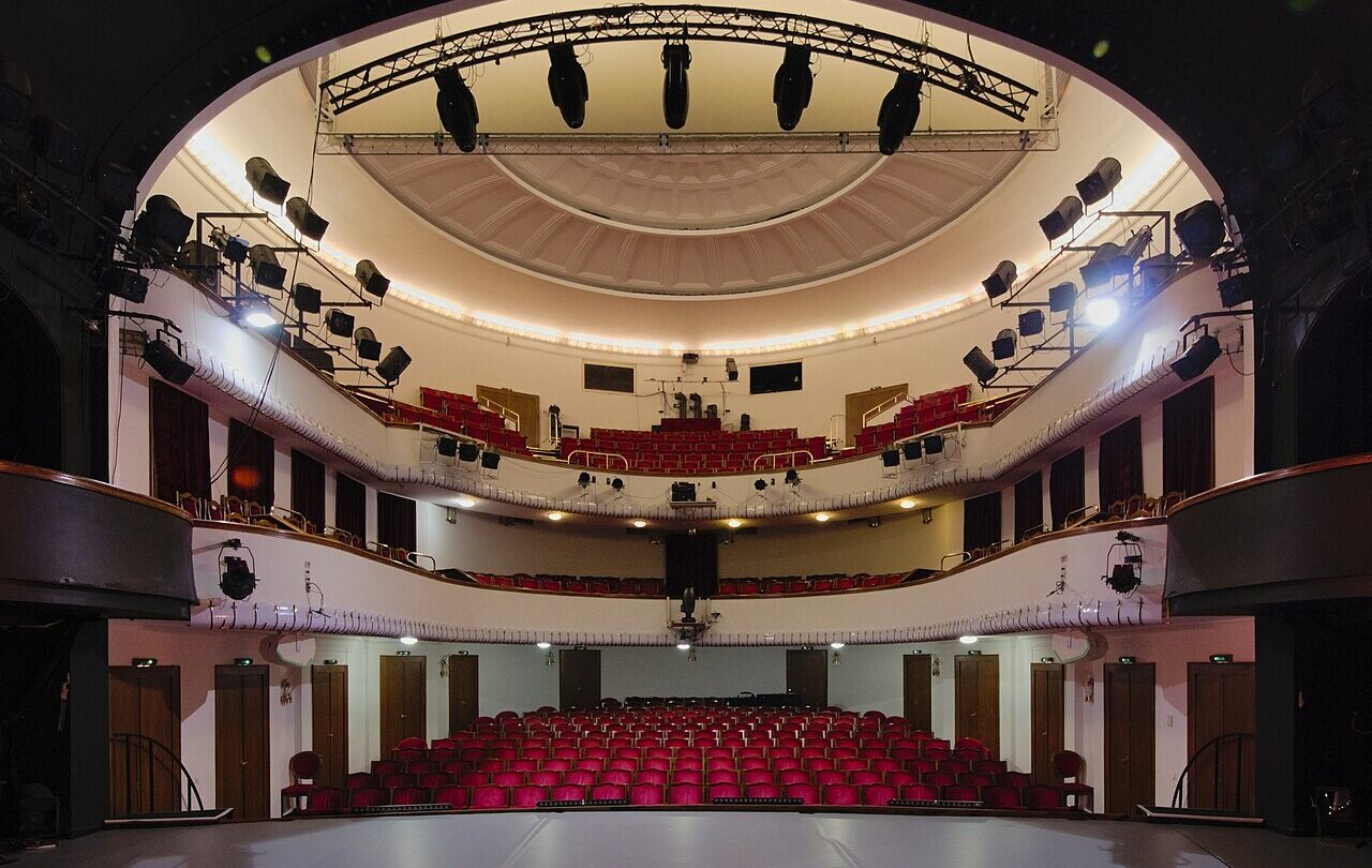 Widownia Teatru Śląskiego w Katowicach w 2022 roku, ilustracja infrastruktury scenicznej; nie pomiar frekwencji w 2025