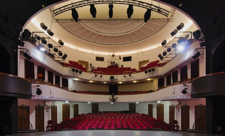 Widownia Teatru Śląskiego w Katowicach w 2022 roku, ilustracja infrastruktury scenicznej; nie pomiar frekwencji w 2025