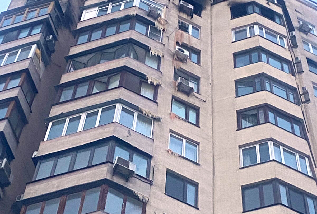 Uszkodzony obiekt w Kijowie po rosyjskim ataku 3 lutego 2026, fotografia wcześniejszego zdarzenia; nie atak z październikowego briefingu