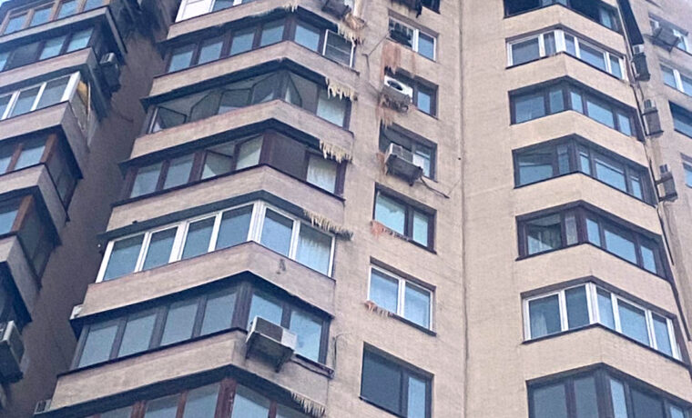 Uszkodzony obiekt w Kijowie po rosyjskim ataku 3 lutego 2026, fotografia wcześniejszego zdarzenia; nie atak z październikowego briefingu