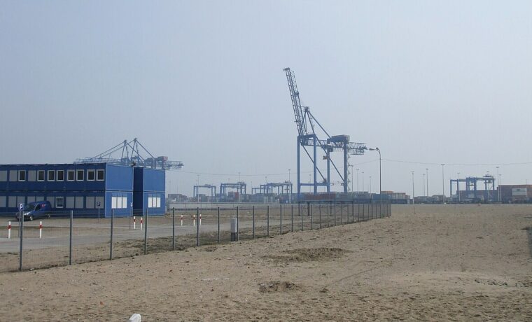 Terminal kontenerowy w Gdańsku na zdjęciu z 2009 roku, ilustracja infrastruktury handlu międzynarodowego; zdjęcie nie przedstawia wyników ani prognozy UNCTAD