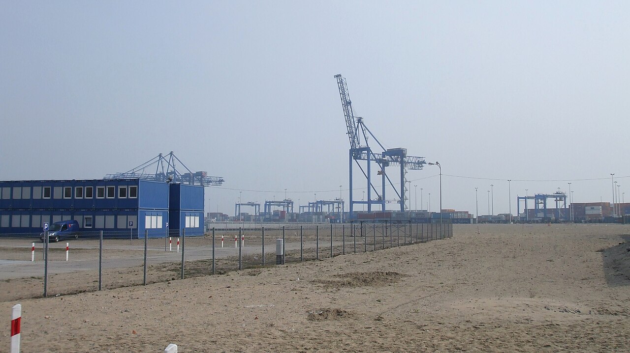 Terminal kontenerowy w Gdańsku na zdjęciu z 2009 roku, ilustracja infrastruktury handlu międzynarodowego; zdjęcie nie przedstawia wyników ani prognozy UNCTAD