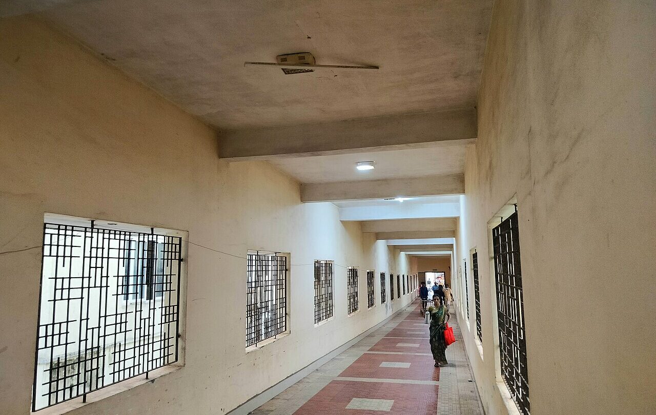 Korytarz Government Medical College Hospital w Kollam w Indiach w maju 2023 roku; ilustracja dostępu do opieki, nie konkretnej sytuacji pacjenta