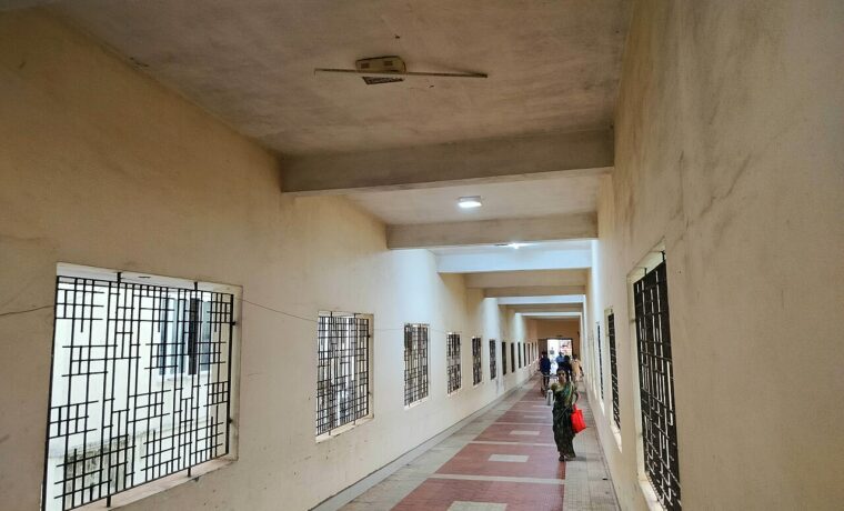 Korytarz Government Medical College Hospital w Kollam w Indiach w maju 2023 roku; ilustracja dostępu do opieki, nie konkretnej sytuacji pacjenta