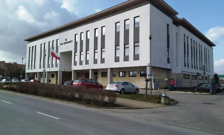 Sąd Rejonowy w Grójcu, do którego skierowano akt oskarżenia. Archiwalna fotografia z 2021 roku, nie dokumentacja rozprawy.