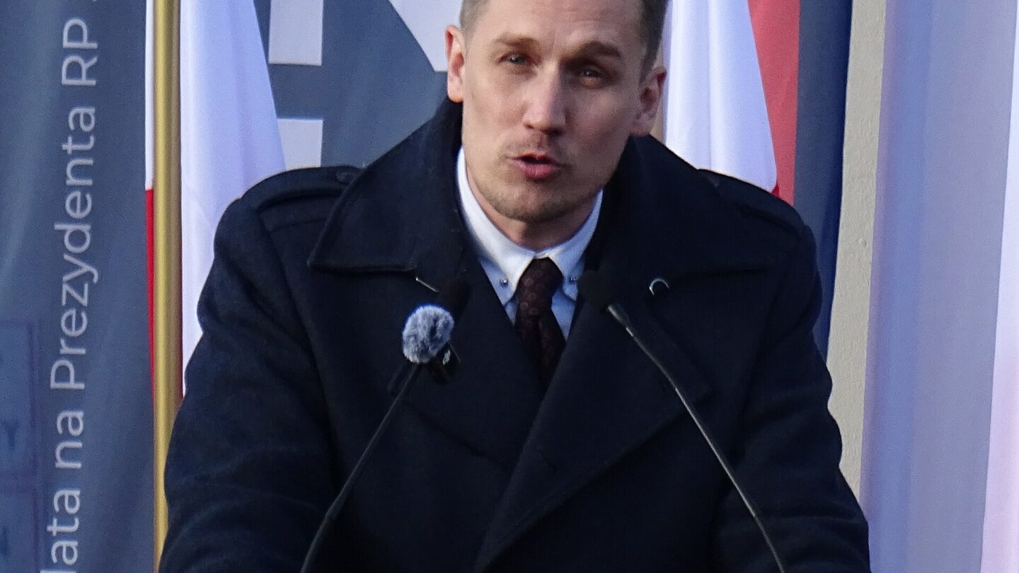 Konrad Berkowicz podczas publicznego wystąpienia w Rabce. Fotografia archiwalna, nie przedstawia rozmowy z Justyną Dobrosz-Oracz.