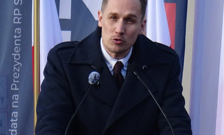 Konrad Berkowicz podczas publicznego wystąpienia w Rabce. Fotografia archiwalna, nie przedstawia rozmowy z Justyną Dobrosz-Oracz.