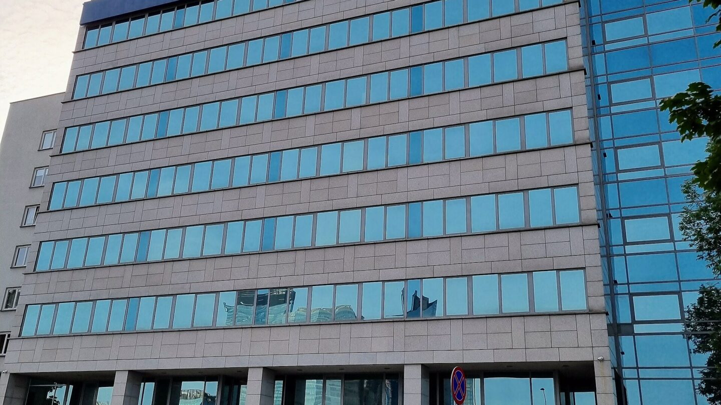 Budynek uczelni Varsovia, dawniej Collegium Humanum, w Warszawie. Zdjęcie nie przedstawia zatrzymań ani zagranicznej filii objętej śledztwem.