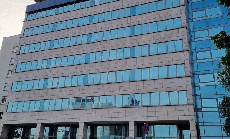Budynek uczelni Varsovia, dawniej Collegium Humanum, w Warszawie. Zdjęcie nie przedstawia zatrzymań ani zagranicznej filii objętej śledztwem.