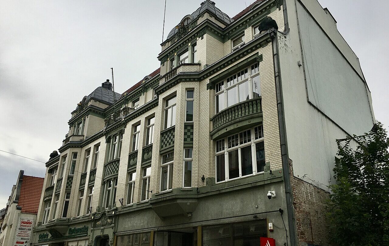Budynek przy ulicy 1 Maja 27 w Jeleniej Górze, adres siedziby Karkonoskiej Agencji Rozwoju Regionalnego. Fotografia archiwalna.