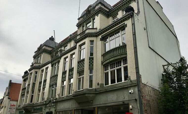 Budynek przy ulicy 1 Maja 27 w Jeleniej Górze, adres siedziby Karkonoskiej Agencji Rozwoju Regionalnego. Fotografia archiwalna.