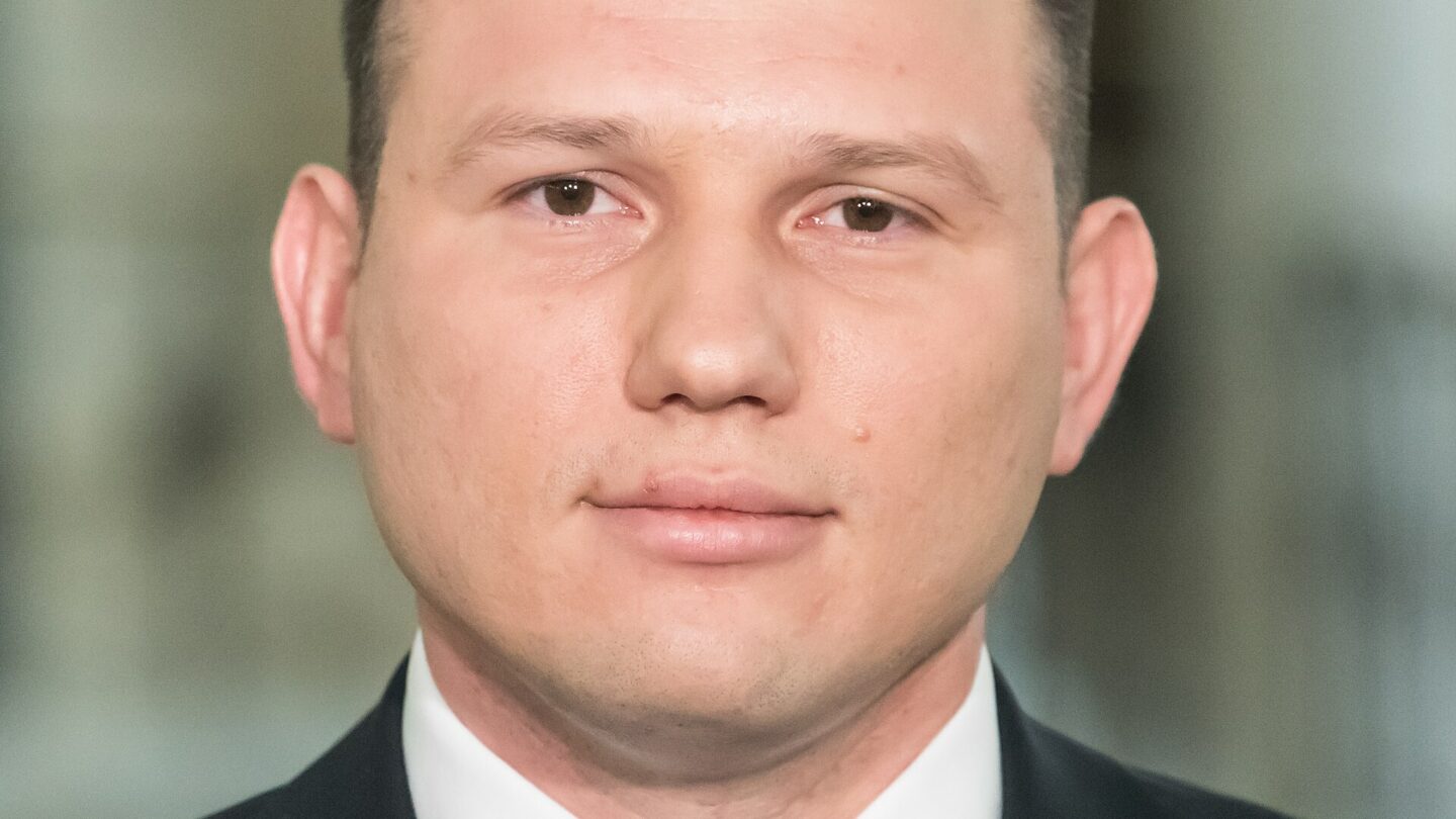 Sławomir Mentzen w Sejmie w 2022 roku. Fotografia archiwalna, nie przedstawia nagrania dotyczącego policjantek.