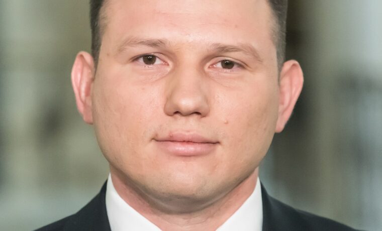 Sławomir Mentzen w Sejmie w 2022 roku. Fotografia archiwalna, nie przedstawia nagrania dotyczącego policjantek.